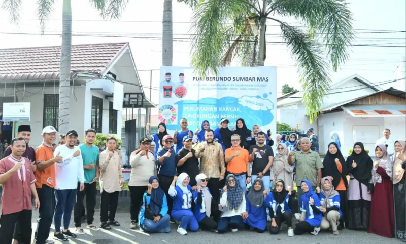Wali Kota Padang, Fadly Amran bersama warga Perumahan Puri Berlindo Sumbar Mas, RT 04 RW 15, Kelurahan Kubu Dalam Parak Karakah, Kecamatan Padang Timur, Minggu (3/5/2026). (Foto: Prokopim Padang)