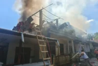 Petugas Damkar Padang memadamkan api yang membakar rumah warga di Kompleks Cendana Blok DD 10-11, RT 004/RW 002, Kelurahan Tarantang, Kecamatan Lubuk Kilangan, Selasa (26/5/2026). (Foto: Dinas Damkar Padang)
