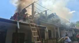 Petugas Damkar Padang memadamkan api yang membakar rumah warga di Kompleks Cendana Blok DD 10-11, RT 004/RW 002, Kelurahan Tarantang, Kecamatan Lubuk Kilangan, Selasa (26/5/2026). (Foto: Dinas Damkar Padang)
