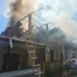 Petugas Damkar Padang memadamkan api yang membakar rumah warga di Kompleks Cendana Blok DD 10-11, RT 004/RW 002, Kelurahan Tarantang, Kecamatan Lubuk Kilangan, Selasa (26/5/2026). (Foto: Dinas Damkar Padang)