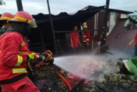 Petugas Damkar Padang memadamkan kebakaran yang melanda rumah di Banuaran, Selasa sore (12/5/2026). (Foto: Dinas Damkar Padang)