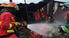 Petugas Damkar Padang memadamkan kebakaran yang melanda rumah di Banuaran, Selasa sore (12/5/2026). (Foto: Dinas Damkar Padang)
