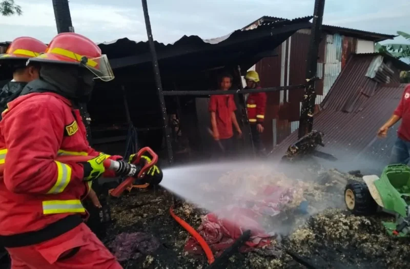 Petugas Damkar Padang memadamkan kebakaran yang melanda rumah di Banuaran, Selasa sore (12/5/2026). (Foto: Dinas Damkar Padang)