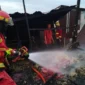 Petugas Damkar Padang memadamkan kebakaran yang melanda rumah di Banuaran, Selasa sore (12/5/2026). (Foto: Dinas Damkar Padang)