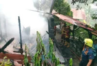 Petugas Damkar Padang memadamkan api yang membakar rumah warga di kawasan Bukit Gado-Gado, RT 04 RW 02, Kecamatan Padang Selatan, Kota Padang, Rabu sore (6/5/2026). (Foto: Dinas Damkar Padang)