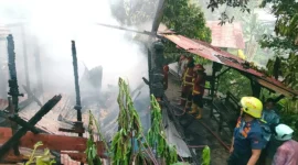 Petugas Damkar Padang memadamkan api yang membakar rumah warga di kawasan Bukit Gado-Gado, RT 04 RW 02, Kecamatan Padang Selatan, Kota Padang, Rabu sore (6/5/2026). (Foto: Dinas Damkar Padang)
