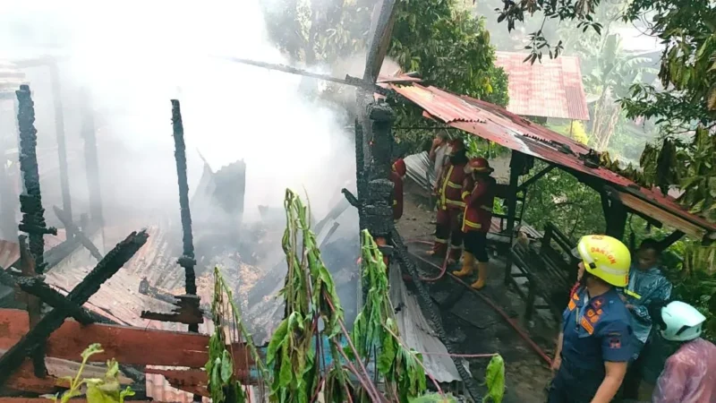 Petugas Damkar Padang memadamkan api yang membakar rumah warga di kawasan Bukit Gado-Gado, RT 04 RW 02, Kecamatan Padang Selatan, Kota Padang, Rabu sore (6/5/2026). (Foto: Dinas Damkar Padang)