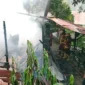 Petugas Damkar Padang memadamkan api yang membakar rumah warga di kawasan Bukit Gado-Gado, RT 04 RW 02, Kecamatan Padang Selatan, Kota Padang, Rabu sore (6/5/2026). (Foto: Dinas Damkar Padang)