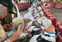 Petugas Kloter 07 (PDG 07) Embarkasi Padang memberikan layanan khusus kepada jemaah lansia dan disabilitas saat tiba di Makkah Al-Mukarramah. (Foto: Humas Kemenhaj Sumbar)