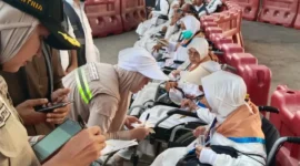 Petugas Kloter 07 (PDG 07) Embarkasi Padang memberikan layanan khusus kepada jemaah lansia dan disabilitas saat tiba di Makkah Al-Mukarramah. (Foto: Humas Kemenhaj Sumbar)