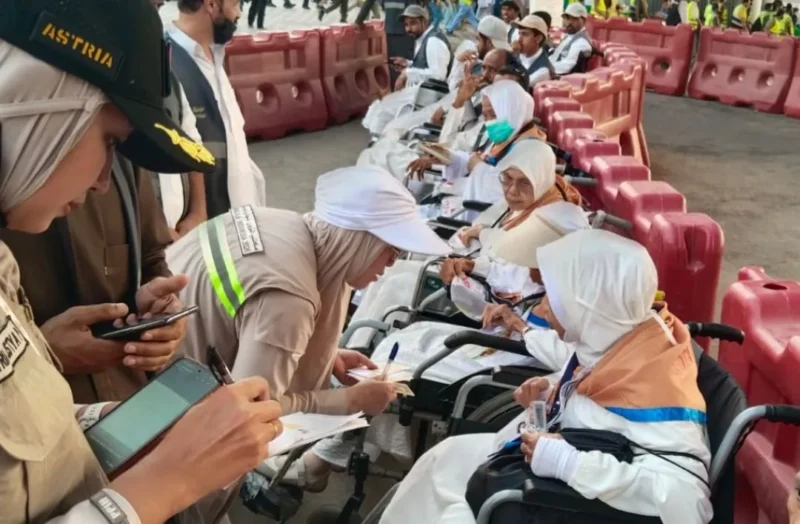 Petugas Kloter 07 (PDG 07) Embarkasi Padang memberikan layanan khusus kepada jemaah lansia dan disabilitas saat tiba di Makkah Al-Mukarramah. (Foto: Humas Kemenhaj Sumbar)