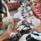 Petugas Kloter 07 (PDG 07) Embarkasi Padang memberikan layanan khusus kepada jemaah lansia dan disabilitas saat tiba di Makkah Al-Mukarramah. (Foto: Humas Kemenhaj Sumbar)