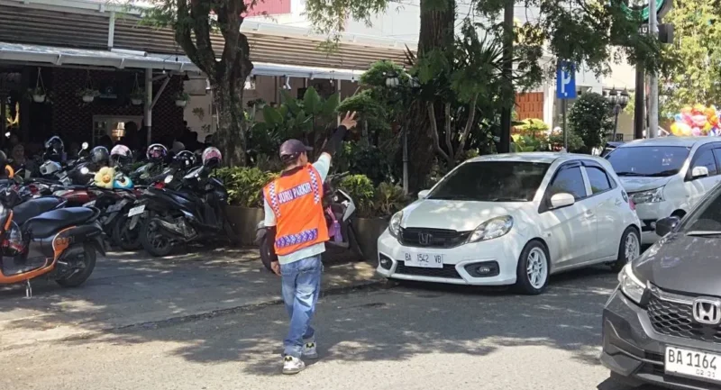 Dishub Padang mengingatkan masyarakat dan wisatawan untuk waspada terhadap praktik parkir liar selama libur panjang akhir pekan. (Foto: Diskominfo Padang)