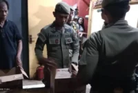 Petugas Satpol PP Padang menyita minol di kawasan Atom Center, Jalan Hiligoo, Senin (18/5/2026). (Foto: Humas Satpol PP Padang)