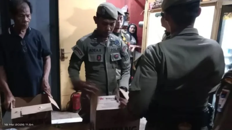 Petugas Satpol PP Padang menyita minol di kawasan Atom Center, Jalan Hiligoo, Senin (18/5/2026). (Foto: Humas Satpol PP Padang)