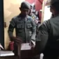 Petugas Satpol PP Padang menyita minol di kawasan Atom Center, Jalan Hiligoo, Senin (18/5/2026). (Foto: Humas Satpol PP Padang)