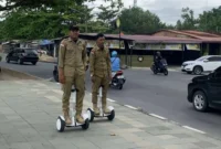 Petugas Satpol PP Padang melakukan patroli di kawasan objek wisata Pantai Padang. (Foto: Diskominfo Padang)