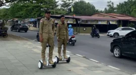 Petugas Satpol PP Padang melakukan patroli di kawasan objek wisata Pantai Padang. (Foto: Diskominfo Padang)