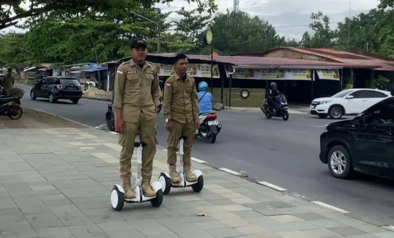 Petugas Satpol PP Padang melakukan patroli di kawasan objek wisata Pantai Padang. (Foto: Diskominfo Padang)
