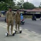 Petugas Satpol PP Padang melakukan patroli di kawasan objek wisata Pantai Padang. (Foto: Diskominfo Padang)