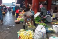 Petugas Satpol PP Padang menertibkan dagangan pedagang Pasar Raya yang berjualan di bahu jalan, Sabtu (16/5/2026). (Foto: Humas Satpol PP Padang)