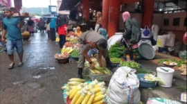 Petugas Satpol PP Padang menertibkan dagangan pedagang Pasar Raya yang berjualan di bahu jalan, Sabtu (16/5/2026). (Foto: Humas Satpol PP Padang)