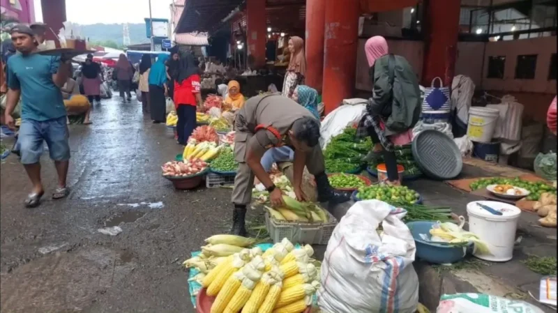 Petugas Satpol PP Padang menertibkan dagangan pedagang Pasar Raya yang berjualan di bahu jalan, Sabtu (16/5/2026). (Foto: Humas Satpol PP Padang)