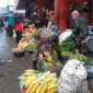 Petugas Satpol PP Padang menertibkan dagangan pedagang Pasar Raya yang berjualan di bahu jalan, Sabtu (16/5/2026). (Foto: Humas Satpol PP Padang)