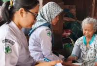 Tim medis Puskesmas Lubuk Begalung sedang memeriksa kesehatan warga. (Foto: Diskominfo Padang)
