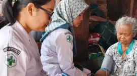 Tim medis Puskesmas Lubuk Begalung sedang memeriksa kesehatan warga. (Foto: Diskominfo Padang)