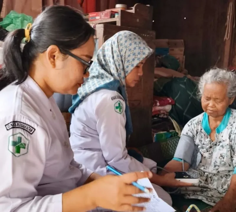 Tim medis Puskesmas Lubuk Begalung sedang memeriksa kesehatan warga. (Foto: Diskominfo Padang)