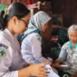Tim medis Puskesmas Lubuk Begalung sedang memeriksa kesehatan warga. (Foto: Diskominfo Padang)