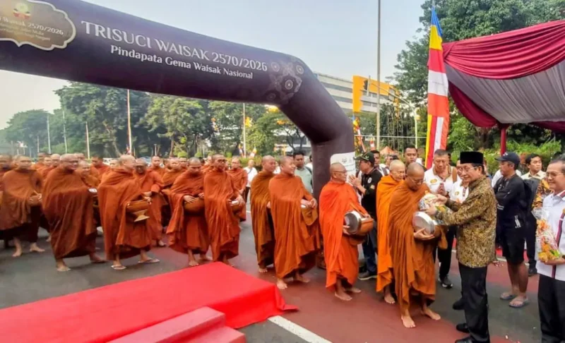 Menag Nasaruddin Umar menghadiri kegiatan Pindapata Gema Waisak Nasional 2026. (Foto: Kemenag)