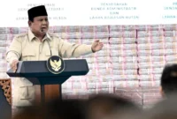 Presiden Prabowo Subianto menginstruksikan agar suku bunga program PNM Mekaar diturunkan hingga di bawah 9 persen. (Foto: BPMI Setpres)
