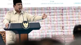 Presiden Prabowo Subianto menginstruksikan agar suku bunga program PNM Mekaar diturunkan hingga di bawah 9 persen. (Foto: BPMI Setpres)