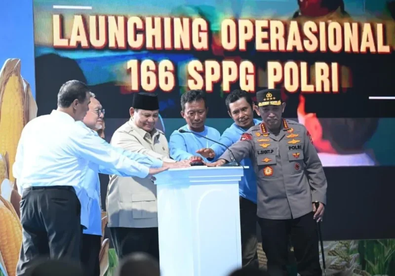 Presiden Prabowo Subianto melakukan groundbreaking 10 Gudang Ketahanan Pangan Polri serta meluncurkan operasional 166 SPPG Polri 2026 di Tuban, Sabtu (16/5/2026). (Foto: BPMI Setpres)