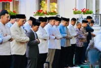 Presiden Prabowo Subianto melaksanakan salat Iduladha 1447 Hijriah di Wisma Indonesia, Paris, Prancis, Rabu (27/5/2026). (Foto: BPMI Setpres)