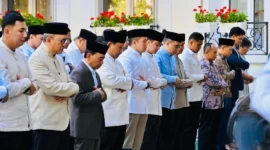 Presiden Prabowo Subianto melaksanakan salat Iduladha 1447 Hijriah di Wisma Indonesia, Paris, Prancis, Rabu (27/5/2026). (Foto: BPMI Setpres)