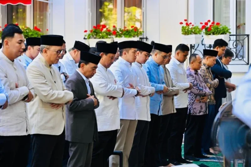 Presiden Prabowo Subianto melaksanakan salat Iduladha 1447 Hijriah di Wisma Indonesia, Paris, Prancis, Rabu (27/5/2026). (Foto: BPMI Setpres)