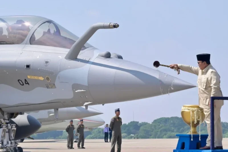 Presiden Prabowo menyerahkan Pesawat MRCA Rafale dan sistem pertahanan modern kepada TNI. (Foto: BPMI Setpres)