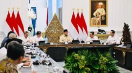 Presiden Prabowo Subianto bersama jajaran Kabinet Merah Putih dan Komite Stabilitas Sistem Keuangan (KSSK) di Istana Kepresidenan Jakarta, Selasa (5/5/2026). (Foto: BPMI Setpres)