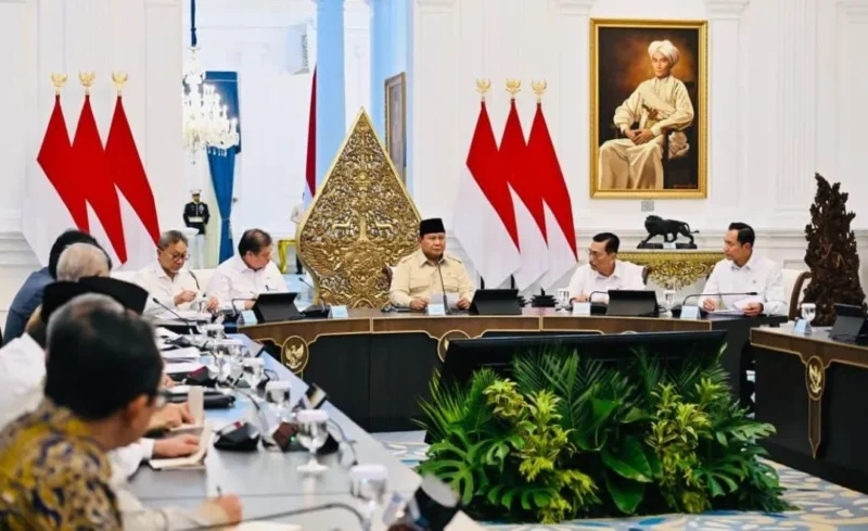 Presiden Prabowo Subianto bersama jajaran Kabinet Merah Putih dan Komite Stabilitas Sistem Keuangan (KSSK) di Istana Kepresidenan Jakarta, Selasa (5/5/2026). (Foto: BPMI Setpres)
