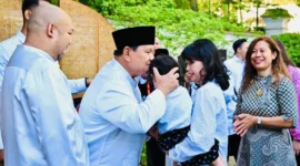 Presiden Prabowo Subianto menyapa warga negara Indonesia di Paris, Rabu (27/5/2026). (Foto: BPMI Setpres)