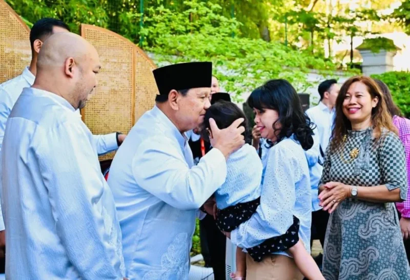 Presiden Prabowo Subianto menyapa warga negara Indonesia di Paris, Rabu (27/5/2026). (Foto: BPMI Setpres)