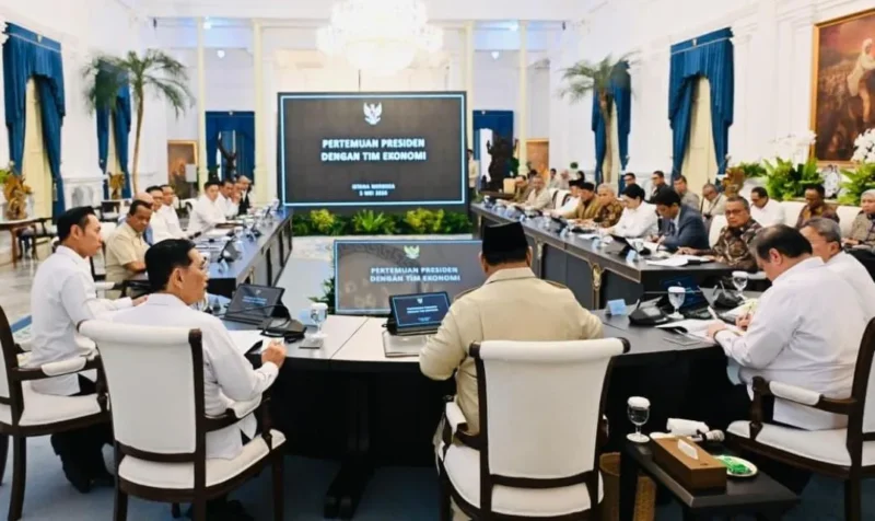 Presiden Prabowo Subianto menggelar rapat terbatas bersama menteri Kabinet Merah Putih dan Komite Stabilitas Sistem Keuangan (KSSK) di Istana Merdeka, Jakarta, Selasa (5/5/2026). (Foto: BPMI Setpres)
