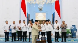 Presiden Prabowo Subianto menerima Komisi Percepatan Reformasi Polri (KPRP) di Istana Merdeka, Jakarta, Selasa (5/5/2026). (Foto: BPMI Setpres)