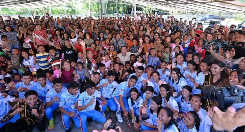 Kebersamaan Presiden Prabowo Subianto bersama warga di Pulau Miangas, Sabtu (9/5/2026). (Foto: Setkab RI)
