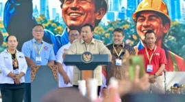Presiden Prabowo Subianto saat peringatan Hari Buruh Internasional di Lapangan Silang Monumen Nasional, Jumat (1/5/2026). (Foto: BPMI Setpres)