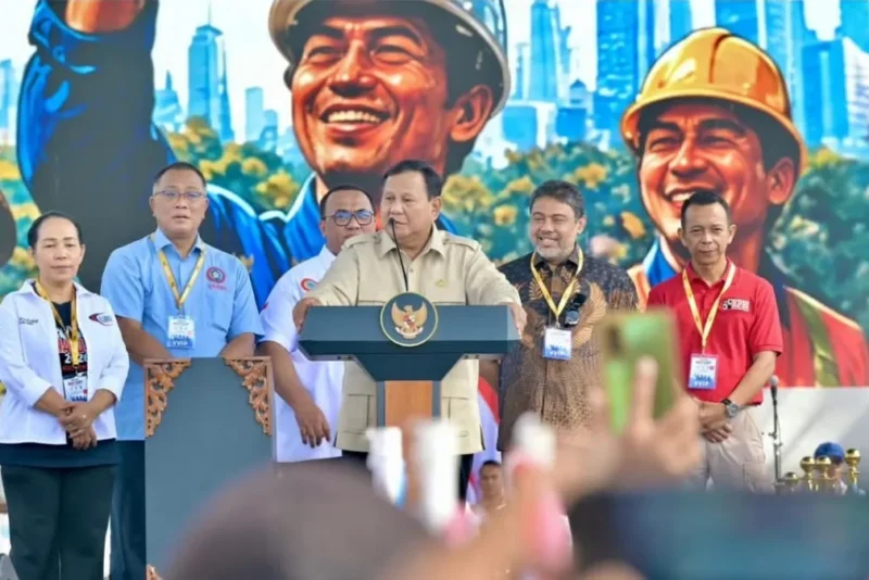 Presiden Prabowo Subianto saat peringatan Hari Buruh Internasional di Lapangan Silang Monumen Nasional, Jumat (1/5/2026). (Foto: BPMI Setpres)