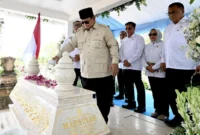 Presiden Prabowo Subianto berziarah ke makam Marsinah di Kabupaten Nganjuk, Jawa Timur, Sabtu (16/5/2026). (Foto: BPMI Setpres)
